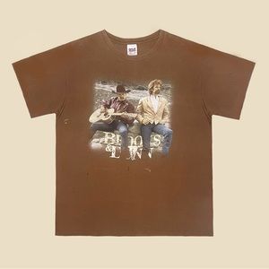 Vintage 90’s Brooks and Dunn t-shirt 🤠 shirt has few stains.